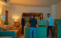 Moving team efficiently packing for clients with Umzugsfirma Erlangen services in action.